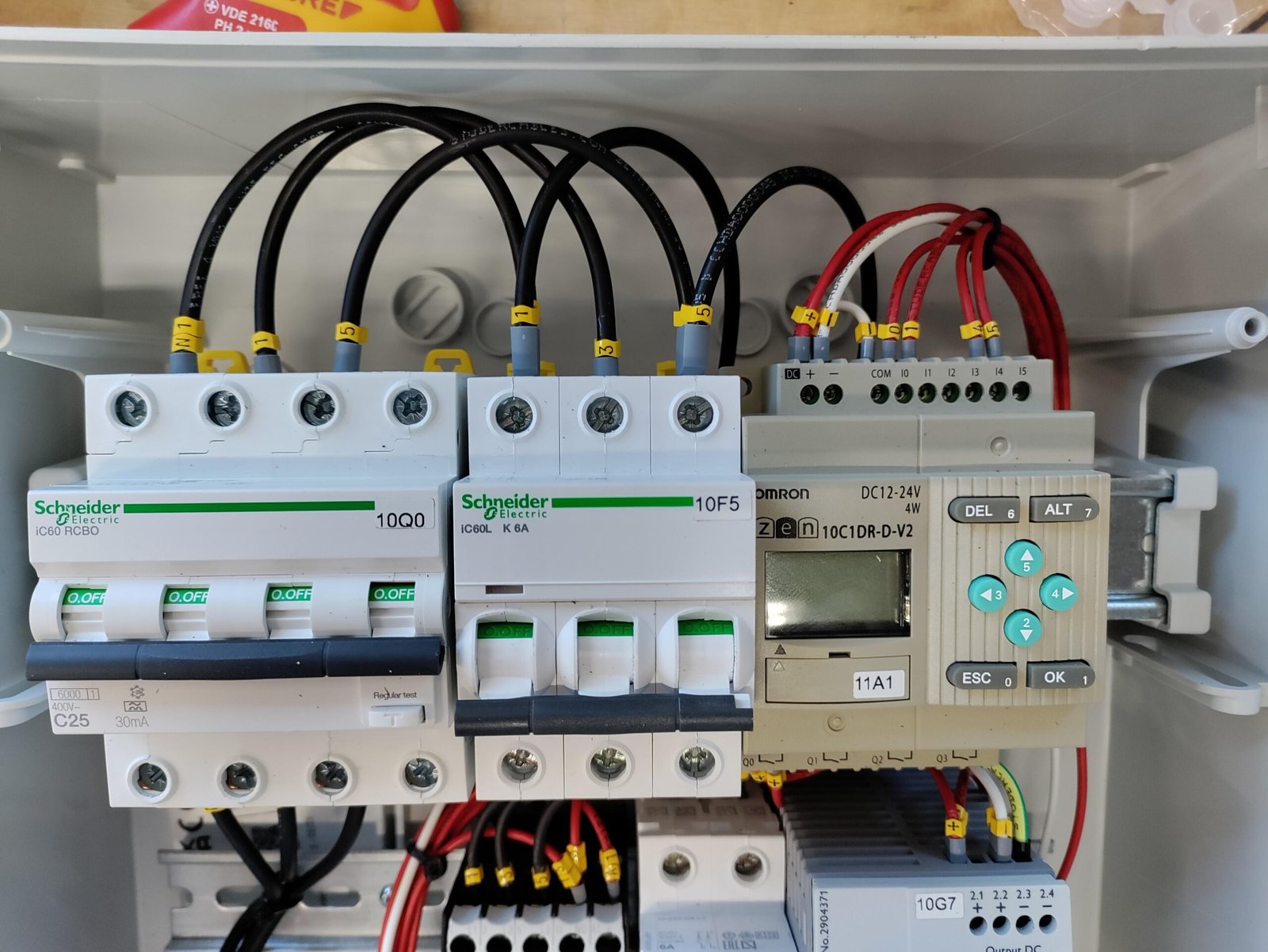 Installateur van Blom Smart Energy aan het werk op een dak met zonnepanelen
