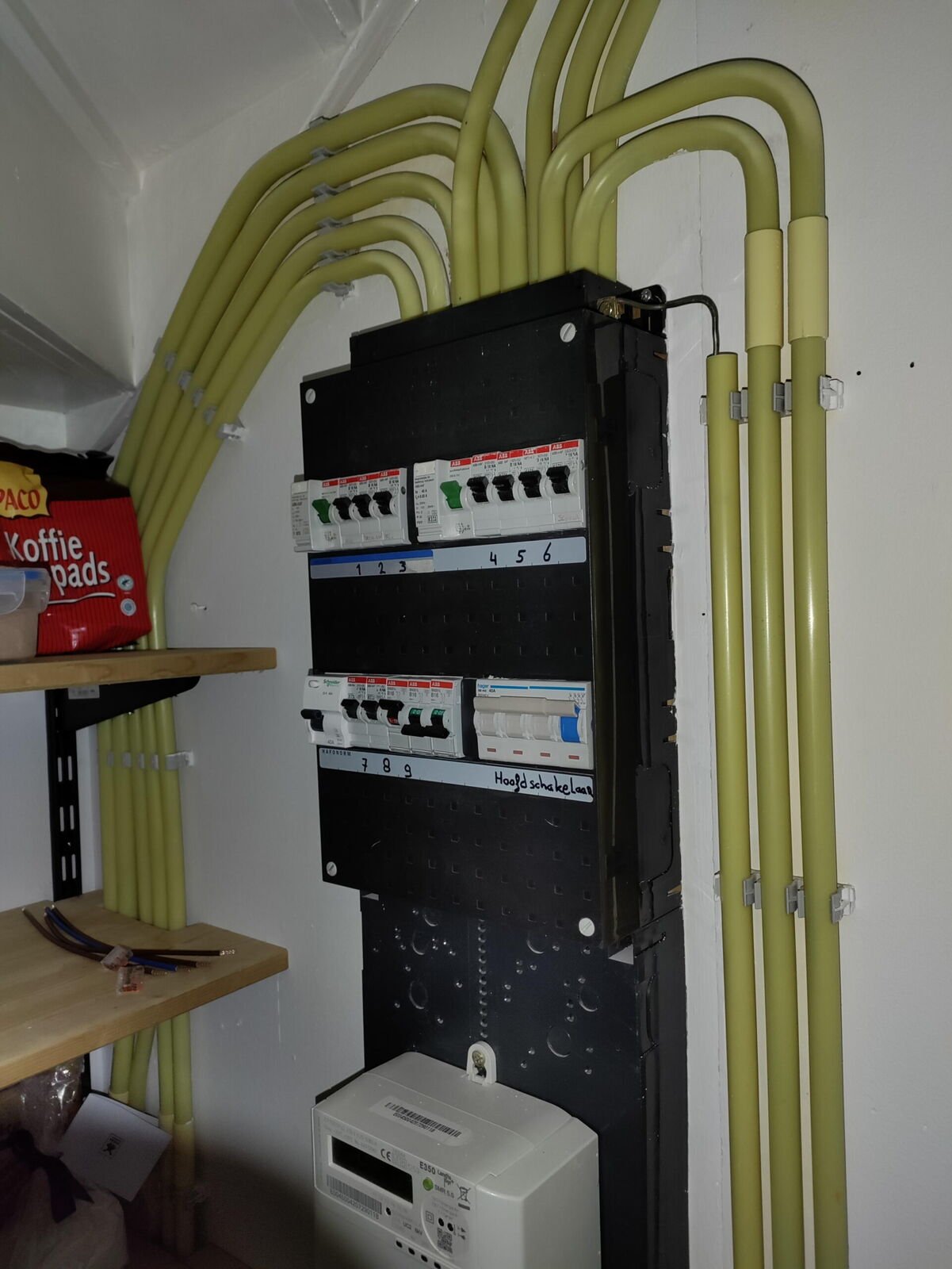 Gertjan controleert een elektrische installatie in een meterkast
