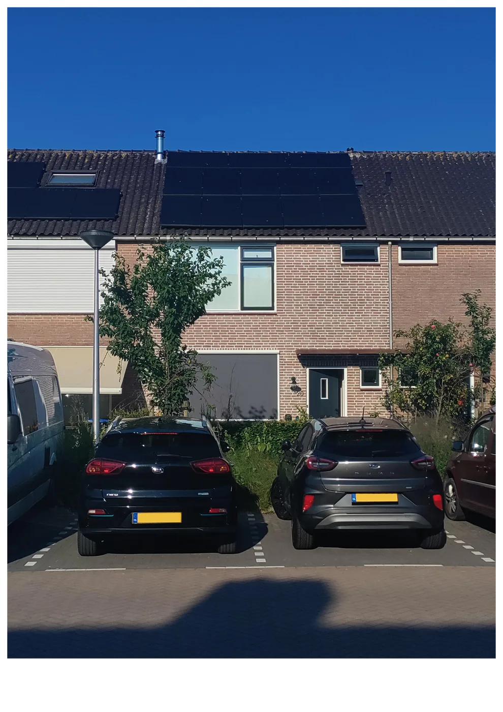 Zonnepanelen op een modern dak