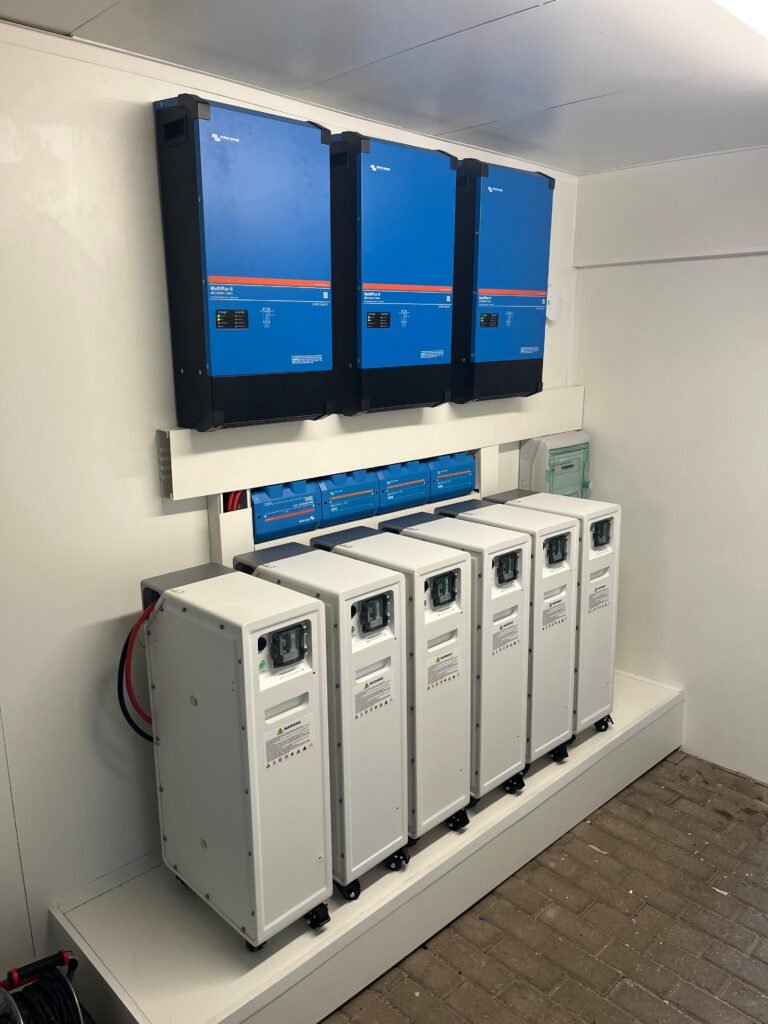Victron-omvormers en batterijen in een installatieruimte